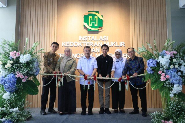 Wakil Wali Kota Bekasi Abdul Harris Bobihoe foto bersama Badan Pengawas Tenaga Nuklir (BAPETEN), Dinas Kesehatan Provinsi Jawa Barat, DPRD Kota Bekasi, jajaran manajemen RS Hermina Bekasi pada peresmian layanan Kedokteran Nuklir dan Teranostik Molekuler di Rumah Sakit Hermina Bekasi pada Rabu (15/4).(Foto: Humas Pemkot Bekasi)