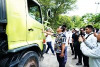 Penjabat (Plt) Bupati Bekasi, Asep Surya Atmaja, meninjau langsung kerusakan jalan di Desa Karangmulya Kecamatan Bojongmangu.(Foto: Istimewa) 