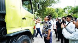 Penjabat (Plt) Bupati Bekasi, Asep Surya Atmaja, meninjau langsung kerusakan jalan di Desa Karangmulya Kecamatan Bojongmangu.(Foto: Istimewa) 