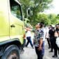 Penjabat (Plt) Bupati Bekasi, Asep Surya Atmaja, meninjau langsung kerusakan jalan di Desa Karangmulya Kecamatan Bojongmangu.(Foto: Istimewa) 