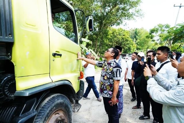 Penjabat (Plt) Bupati Bekasi, Asep Surya Atmaja, meninjau langsung kerusakan jalan di Desa Karangmulya Kecamatan Bojongmangu.(Foto: Istimewa) 