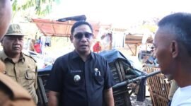 Plt Bupati Bekasi Asep Surya Atmaja di lokasi Tempat Pembuangan Sampah (TPS) ilegal di Desa Sriamur, Kecamatan Tambun Utara.(Foto: Istimewa)