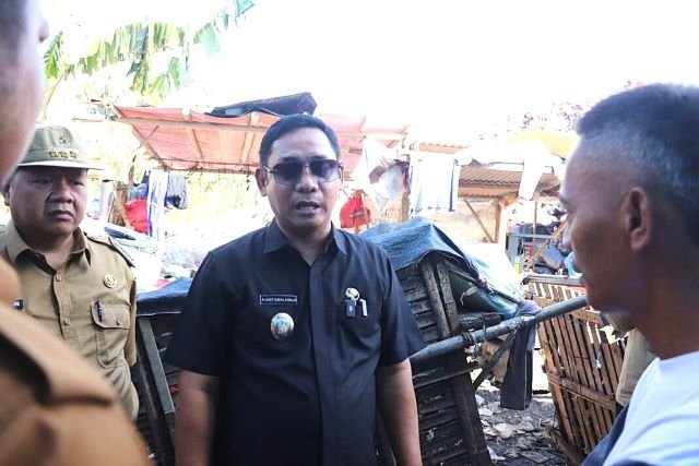 Plt Bupati Bekasi Asep Surya Atmaja di lokasi Tempat Pembuangan Sampah (TPS) ilegal di Desa Sriamur, Kecamatan Tambun Utara.(Foto: Istimewa)