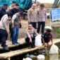 Wakapolda Polda Metro Jaya, Brigjen Pol. Dekananto Eko Purwono memimpin kegiatan tebar benih ikan, Sabtu (18/4/2026).(Foto: Istimewa)