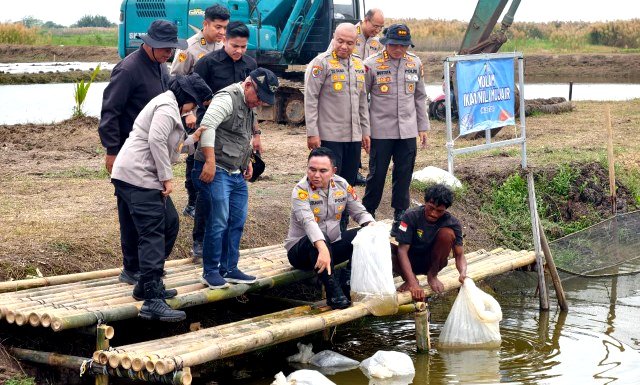 Wakapolda Polda Metro Jaya, Brigjen Pol. Dekananto Eko Purwono memimpin kegiatan tebar benih ikan, Sabtu (18/4/2026).(Foto: Istimewa)