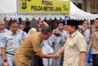 Wali Kota Bekasi Tri Adhianto menyambut Presiden Prabowo Subianto saat tiba di RSUD Kota Bekasi, Selasa (28/4/2206), untuk menjenguk korban tabrakan KRL, yang terjadi di Stasiun Bekasi Timur pada Senin (27/4/2026) malam.(Foto: Humas Pemkot Bekasi)
