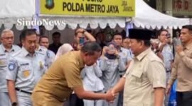 Wali Kota Bekasi Tri Adhianto menyambut Presiden Prabowo Subianto saat tiba di RSUD Kota Bekasi, Selasa (28/4/2206), untuk menjenguk korban tabrakan KRL, yang terjadi di Stasiun Bekasi Timur pada Senin (27/4/2026) malam.(Foto: Humas Pemkot Bekasi)