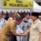 Wali Kota Bekasi Tri Adhianto menyambut Presiden Prabowo Subianto saat tiba di RSUD Kota Bekasi, Selasa (28/4/2206), untuk menjenguk korban tabrakan KRL, yang terjadi di Stasiun Bekasi Timur pada Senin (27/4/2026) malam.(Foto: Humas Pemkot Bekasi)