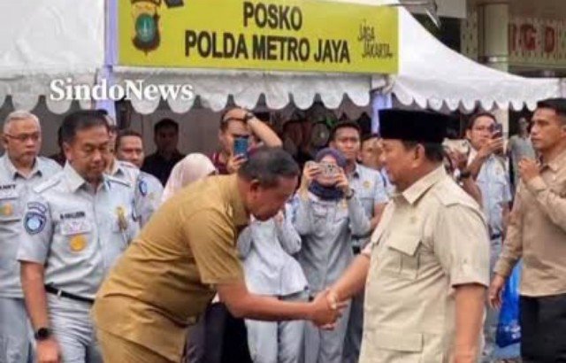 Wali Kota Bekasi Tri Adhianto menyambut Presiden Prabowo Subianto saat tiba di RSUD Kota Bekasi, Selasa (28/4/2206), untuk menjenguk korban tabrakan KRL, yang terjadi di Stasiun Bekasi Timur pada Senin (27/4/2026) malam.(Foto: Humas Pemkot Bekasi)