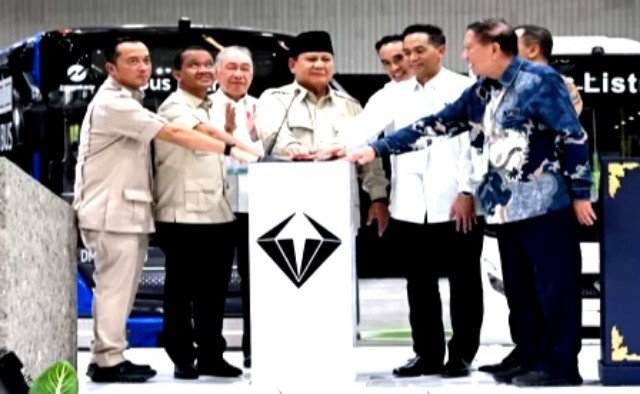 Presiden RI Prabowo Subianto membuka pabrik kendaraan listrik 
milik PT VKTR Sakti Industries (VKTS) di Magelang Jawa Tengah.(Foto: Istimewa)