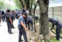 Satpol PP Kota Bekasi pada kegiatan K3  aksi gotong royong massal, sepanjang Jalan Pangeran Jayakarta, Kecamatan Medan Satria, Kamis, (23/4/2026).(Foto: Humas Pemkot Bekasi)