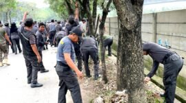 Satpol PP Kota Bekasi pada kegiatan K3  aksi gotong royong massal, sepanjang Jalan Pangeran Jayakarta, Kecamatan Medan Satria, Kamis, (23/4/2026).(Foto: Humas Pemkot Bekasi)