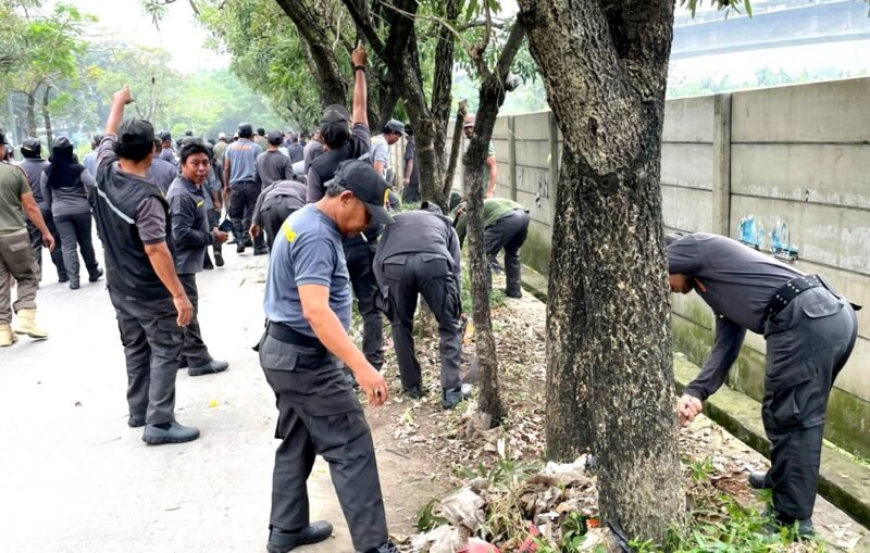 Satpol PP Kota Bekasi pada kegiatan K3  aksi gotong royong massal, sepanjang Jalan Pangeran Jayakarta, Kecamatan Medan Satria, Kamis, (23/4/2026).(Foto: Humas Pemkot Bekasi)