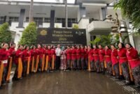 TP PKK Kota Bekasi diwakili oleh TP PKK Kecamatan Bekasi Barat pada lomba.Paduan Suara Puspa Swara Wanoja Sunda Wilayah II Purwakarta.(Foto: Humas Pemkot Bekasi)
