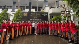 TP PKK Kota Bekasi diwakili oleh TP PKK Kecamatan Bekasi Barat pada lomba.Paduan Suara Puspa Swara Wanoja Sunda Wilayah II Purwakarta.(Foto: Humas Pemkot Bekasi)