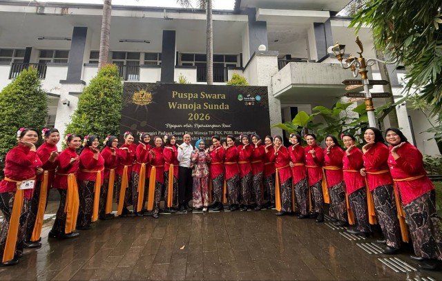 TP PKK Kota Bekasi diwakili oleh TP PKK Kecamatan Bekasi Barat pada lomba.Paduan Suara Puspa Swara Wanoja Sunda Wilayah II Purwakarta.(Foto: Humas Pemkot Bekasi)