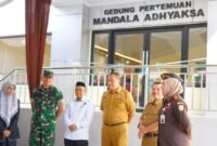 Wali Kota Bekasi Tri Adhianto saat  meresmikan Gedung Serbaguna Mandala Adhyaksa di Kayuringin Jaya, Kecamatan Bekasi Selatan, Senin (13/04/2026).(Foto: Humas Pemkot Bekasi)