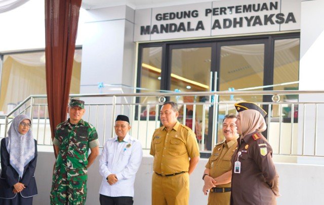 Wali Kota Bekasi Tri Adhianto saat  meresmikan Gedung Serbaguna Mandala Adhyaksa di Kayuringin Jaya, Kecamatan Bekasi Selatan, Senin (13/04/2026).(Foto: Humas Pemkot Bekasi)