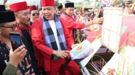Wali Kota Bekasi Tri Adhianto pada puncak Festival Adu Bedug dan Dondang ke-19 Tahun 2026 Kecamatan Mustika Jaya, Minggu (19/4/2206).(Foto: Humas Pemkot Bekasi)