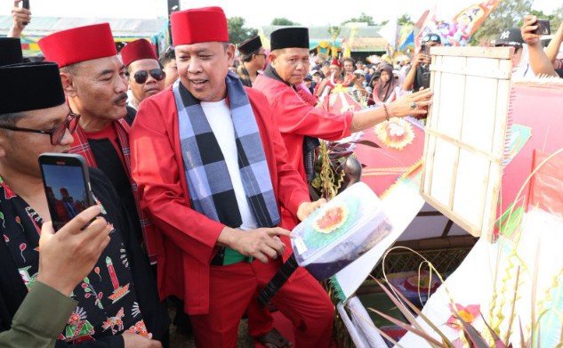 Wali Kota Bekasi Tri Adhianto pada puncak Festival Adu Bedug dan Dondang ke-19 Tahun 2026 Kecamatan Mustika Jaya, Minggu (19/4/2206).(Foto: Humas Pemkot Bekasi)