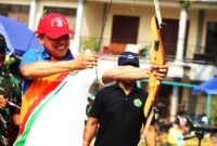 Wali Kota Bekasi Tri Adhianto melepas Anak Panah Perdana sebagai simbol dimulainya Turnamen Panahan,(Foto: Humas Pemkot Bekasi)