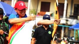 Wali Kota Bekasi Tri Adhianto melepas Anak Panah Perdana sebagai simbol dimulainya Turnamen Panahan,(Foto: Humas Pemkot Bekasi)