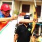 Wali Kota Bekasi Tri Adhianto melepas Anak Panah Perdana sebagai simbol dimulainya Turnamen Panahan,(Foto: Humas Pemkot Bekasi)