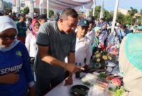 Wali Kota Bekasi Tri Adhianto didampingi Wiwiek Hargono pada event Java Running Tetralogy di sela-sela kegiatan CFD di Jala Ahmad Yani Kota Bekasi, Minggu (12/4/2026).(Foto: Humas Pemkot Bekasi)