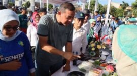 Wali Kota Bekasi Tri Adhianto didampingi Wiwiek Hargono pada event Java Running Tetralogy di sela-sela kegiatan CFD di Jala Ahmad Yani Kota Bekasi, Minggu (12/4/2026).(Foto: Humas Pemkot Bekasi)