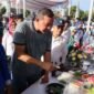 Wali Kota Bekasi Tri Adhianto didampingi Wiwiek Hargono pada event Java Running Tetralogy di sela-sela kegiatan CFD di Jala Ahmad Yani Kota Bekasi, Minggu (12/4/2026).(Foto: Humas Pemkot Bekasi)