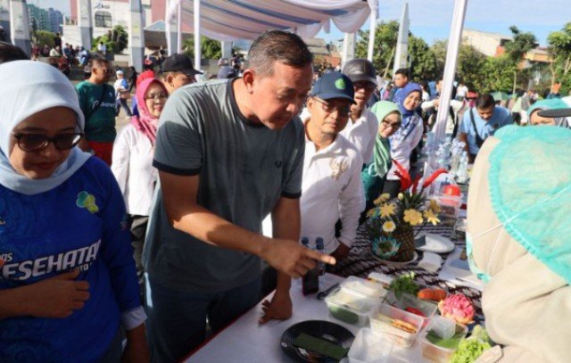Wali Kota Bekasi Tri Adhianto didampingi Wiwiek Hargono pada event Java Running Tetralogy di sela-sela kegiatan CFD di Jala Ahmad Yani Kota Bekasi, Minggu (12/4/2026).(Foto: Humas Pemkot Bekasi)