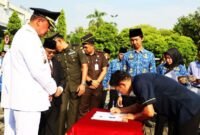 Wali Kota Bekasi, Tri Adhianto pada penandatanganan Kerjasama dengan PT Bahana Mega Prestasi dalam rangka membuka akses informasi dan peluang kerja ke luar negeri, khususnya ke Taiwan.(Foto: Humas Pemkot Bekasi)