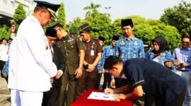 Wali Kota Bekasi, Tri Adhianto pada penandatanganan Kerjasama dengan PT Bahana Mega Prestasi dalam rangka membuka akses informasi dan peluang kerja ke luar negeri, khususnya ke Taiwan.(Foto: Humas Pemkot Bekasi)