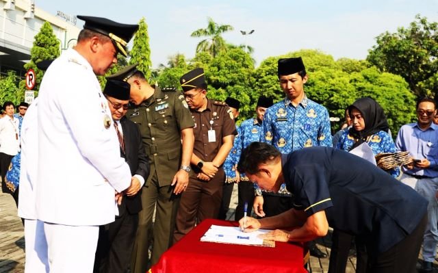 Wali Kota Bekasi, Tri Adhianto pada penandatanganan Kerjasama dengan PT Bahana Mega Prestasi dalam rangka membuka akses informasi dan peluang kerja ke luar negeri, khususnya ke Taiwan.(Foto: Humas Pemkot Bekasi)