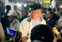 Wali Kota Bekasi Tri Adhianto meninjau lokasi tabrakan KA Argo Bromo dan Commuter Line di Stasiun Bekasi.(Foto' Istimewa)