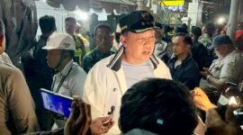 Wali Kota Bekasi Tri Adhianto meninjau lokasi tabrakan KA Argo Bromo dan Commuter Line di Stasiun Bekasi.(Foto' Istimewa)