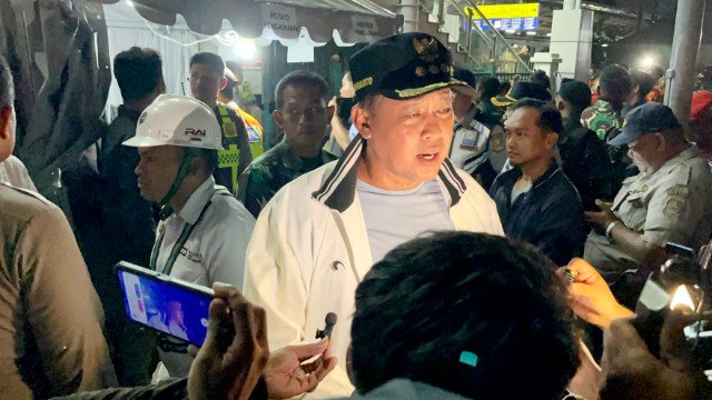 Wali Kota Bekasi Tri Adhianto meninjau lokasi tabrakan KA Argo Bromo dan Commuter Line di Stasiun Bekasi.(Foto' Istimewa)