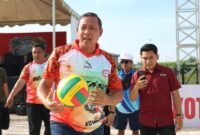 Wali Kota Bekasi, Tri Adhianto membuka secara resm Kejuaraan Kota (Kejurkot) U-15 Voli Pasir yang diselenggarakan PBVSI Kota Bekasi, Sabtu, (25/4/26).(Foto: Humas Pemkot Bekasi)