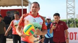 Wali Kota Bekasi, Tri Adhianto membuka secara resm Kejuaraan Kota (Kejurkot) U-15 Voli Pasir yang diselenggarakan PBVSI Kota Bekasi, Sabtu, (25/4/26).(Foto: Humas Pemkot Bekasi)