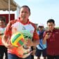 Wali Kota Bekasi, Tri Adhianto membuka secara resm Kejuaraan Kota (Kejurkot) U-15 Voli Pasir yang diselenggarakan PBVSI Kota Bekasi, Sabtu, (25/4/26).(Foto: Humas Pemkot Bekasi)