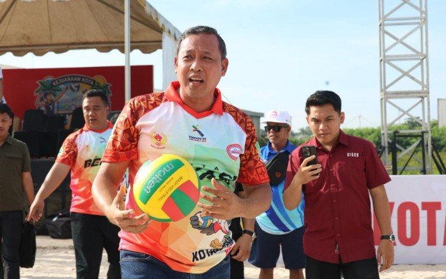 Wali Kota Bekasi, Tri Adhianto membuka secara resm Kejuaraan Kota (Kejurkot) U-15 Voli Pasir yang diselenggarakan PBVSI Kota Bekasi, Sabtu, (25/4/26).(Foto: Humas Pemkot Bekasi)