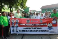 Wali Kota Bekasi Tri Adhianto dan isteri foto bersama rombongan kloter 25 pada kegiatan manasik haji di SMA Muhammadiyah 9 Kota Bekasi.(Foto Humas: Pemkot Bekasi)