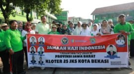 Wali Kota Bekasi Tri Adhianto dan isteri foto bersama rombongan kloter 25 pada kegiatan manasik haji di SMA Muhammadiyah 9 Kota Bekasi.(Foto Humas: Pemkot Bekasi)