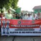 Wali Kota Bekasi Tri Adhianto dan isteri foto bersama rombongan kloter 25 pada kegiatan manasik haji di SMA Muhammadiyah 9 Kota Bekasi.(Foto Humas: Pemkot Bekasi)