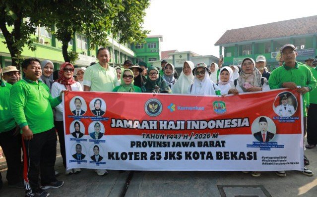 Wali Kota Bekasi Tri Adhianto dan isteri foto bersama rombongan kloter 25 pada kegiatan manasik haji di SMA Muhammadiyah 9 Kota Bekasi.(Foto Humas: Pemkot Bekasi)