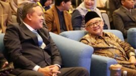 Wali Kota Bekasi Tri Adhianto dan Menteri Pendidikan Dasar dan Menengah (Mendikdasmen) RI Abdul Mu’ti pada acara Al-Muhajirien Model United Nations (AYIMUN) di Four Points by Sheraton Bekasi pada Sabtu (11/4/26).(Foto: Humas Pemkot Bekasi)