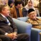 Wali Kota Bekasi Tri Adhianto dan Menteri Pendidikan Dasar dan Menengah (Mendikdasmen) RI Abdul Mu’ti pada acara Al-Muhajirien Model United Nations (AYIMUN) di Four Points by Sheraton Bekasi pada Sabtu (11/4/26).(Foto: Humas Pemkot Bekasi)