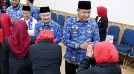 Wali Kota Bekasi Tri Adhianto menghadiri kegiatan penyerahan SK pengangkatan PNS dalam jabatan fungsional guru menjadi Kepala SD dan SMP negeri di lingkungan Dinas Pendidikan Kota Bekasi, Jumat, (17/4/26).(Foto: Humas Pemkot Bekasi)