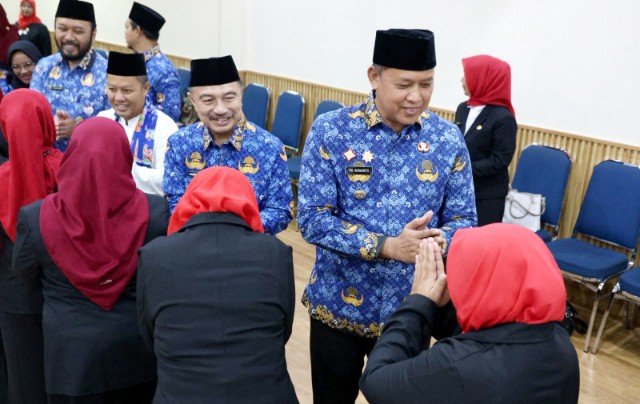 Wali Kota Bekasi Tri Adhianto menghadiri kegiatan penyerahan SK pengangkatan PNS dalam jabatan fungsional guru menjadi Kepala SD dan SMP negeri di lingkungan Dinas Pendidikan Kota Bekasi, Jumat, (17/4/26).(Foto: Humas Pemkot Bekasi)