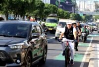 Wali Kota Bekasi Tri Adhianto Tjahjono bersepeda menuju kantor Pemkot, untuk memantau pelaksanaan WFH di hari Jumat (01/4/2026).(Foto: Humas Pemkot Bekasi)